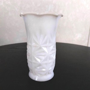 Vintage Hazel Atlas 1960&#39;s White Milk Glass Vase