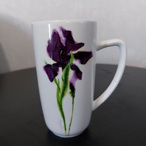 Skye McGhie aquarellen mok paarse iris 2006, gesigneerde bloem geschilderde mok, cadeau voor haar