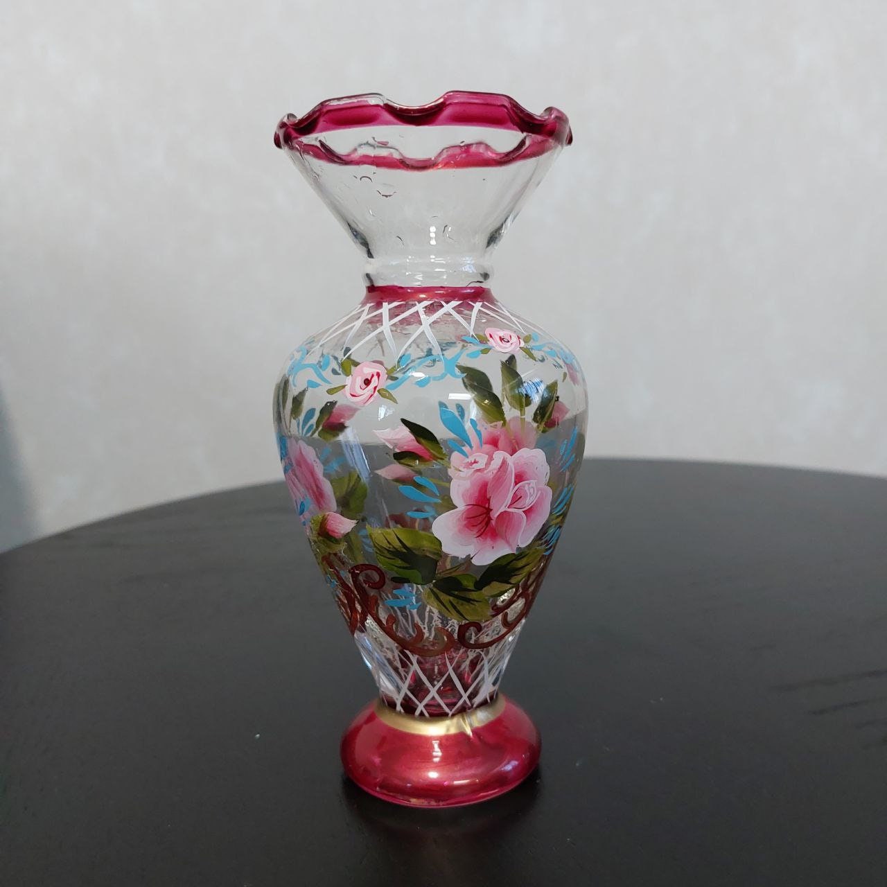 トレイシー・ポーター 6.5インチ 手描きガラス花瓶 ピンクの花と