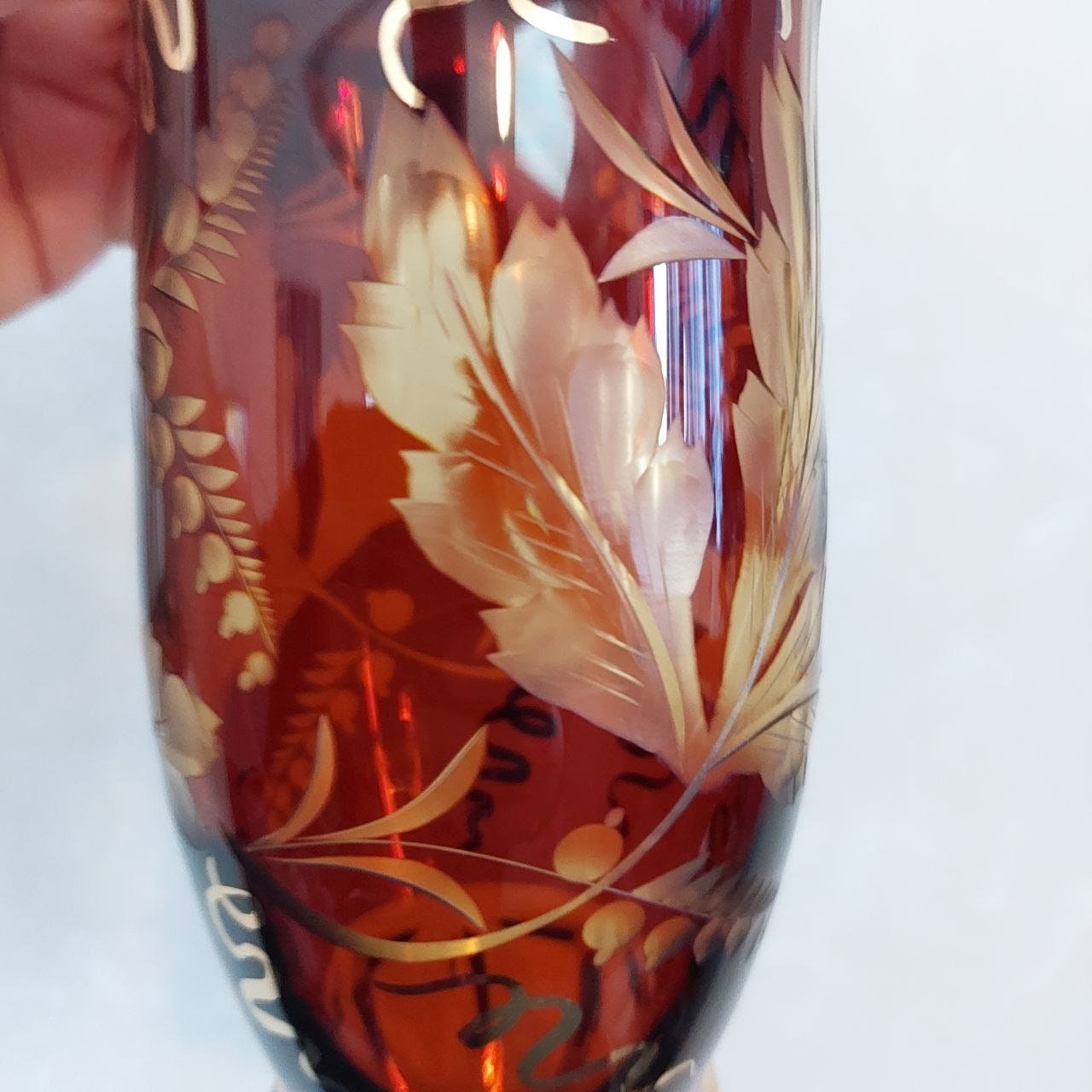 ヴィンテージの琥珀色のボヘミアンガラスを透明にカットした花瓶