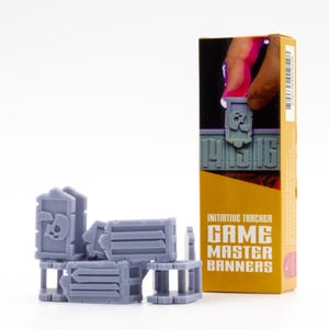 Op de afbeelding: Een set lichtgrijze plastic initiatief-tracker banners met schedel- en zwaardmotieven, vergezeld van een gele en zwarte verticale kartonnen doos met het label Initiative Tracker Game Master Banners en een streepjescode.