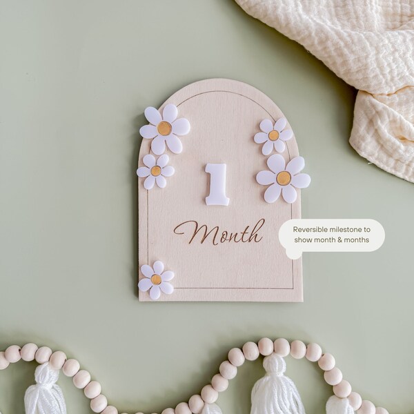 Hölzerne Daisy Flower gewölbte Meilensteinkarten | Benutzerdefinierte Name Set | Monatliche Meilenstein-Marker | Boho Austauschbare Meilenstein Karte, Photo Prop