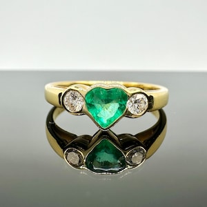 Pre-owned 18CT / 18K Solid Gold Heart Shaped Columbian Emerald and Diamond Ring • Promise Ring • Size P 1/2 UK - 7.5 US • British Hallmarks