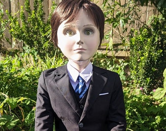 Réplica de tamaño real del muñeco articulado de El niño Brahms