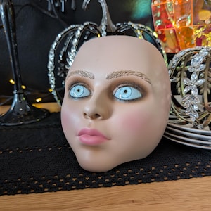 NIEUW! M3gan Halloween-cosplaymasker: te zien in Scary Movie 6