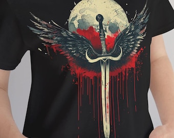 Miecz ze skrzydłami Unisex Tee, Krwawa koszulka z grafiką miecza, Top z wzorem miecza anioła, Prezent dla miłośnika miecza, Koszulka gotycka