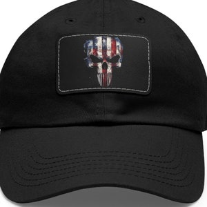 Peut inclure: Une casquette de baseball noire avec un patch représentant un crâne avec un motif de drapeau américain.