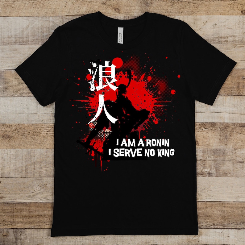 Peut inclure: T-shirt noir avec un motif de projection rouge et une silhouette de samoura&iuml;. Les caract&egrave;res japonais "浪人" sont &eacute;crits en blanc sur le t-shirt, et le texte "I AM A RONIN I SERVE NO KING" est &eacute;crit en blanc sous le guerrier.
