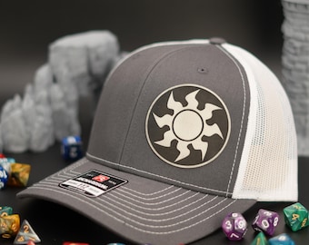 Casquette trucker blanche à symbole de mana : cadeau pour joueur de Magic The Gathering