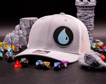 Casquette trucker bleue à symbole de mana : écusson en similicuir, casquette de joueur MtG