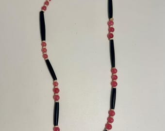 Collar bohemio rosa y negro hecho a mano