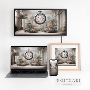 Pode incluir: Obra de arte digital com um relógio de bolso suspenso num jardim sereno. A imagem é exibida numa TV, laptop, impressão emoldurada e smartphone. A cena inclui vegetação exuberante e detalhes arquitetónicos.