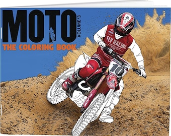 Könnte beinhalten: Ein Malbuch mit dem Titel "MOTO The Coloring Book Volume 3" zeigt einen Motocross-Rennfahrer auf einem rot-weißen Dirtbike. Der Rennfahrer trägt einen rot-weißen Rennanzug und Helm. Der Hintergrund zeigt einen blauen Himmel und Gelände.
