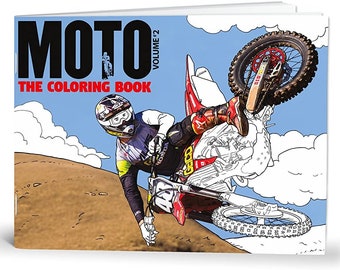 Könnte beinhalten: Eine Schwarzweißillustration eines Motocross-Fahrers, der einen Trick auf einem Dirtbike ausführt. Der Fahrer trägt einen Helm und eine Brille. Das Motorrad ist eine Honda. Der Hintergrund ist ein blauer Himmel mit weißen Wolken. Der Titel "MOTO THE COLORING BOOK VOLUME 2" befindet sich oben auf der Seite.