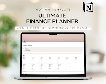 Könnte beinhalten: Ein Laptop-Computer, auf dem eine Notion-Vorlage für einen Finanzplaner angezeigt wird. Die Vorlage enthält Abschnitte für Einnahmen und Ausgaben, Abonnements und Sparziele. Die Vorlage trägt den Titel "Ultimate Finance Planner".