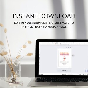 Pode incluir: Um laptop exibe um convite digital com texto laranja e vermelho que diz "Grill Log". O texto "Download instant&acirc;neo" e outras instru&ccedil;&otilde;es est&atilde;o acima do laptop. Um vaso de vidro transparente com flores secas est&aacute; &agrave; esquerda.