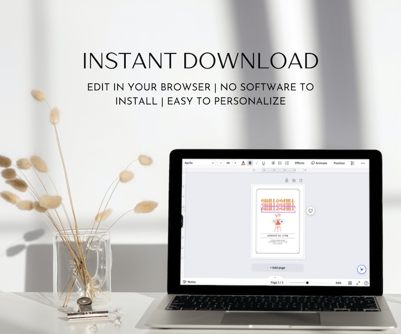 Pode incluir: Um laptop exibe um convite digital com texto laranja e vermelho que diz "Grill Log". O texto "Download instant&acirc;neo" e outras instru&ccedil;&otilde;es est&atilde;o acima do laptop. Um vaso de vidro transparente com flores secas est&aacute; &agrave; esquerda.