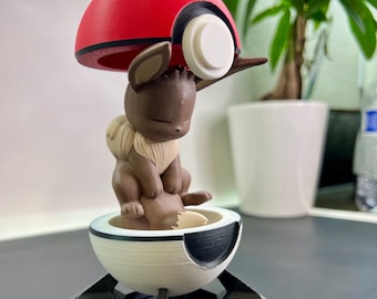 Schlafendes Evoli in der Pokeball Kapsel