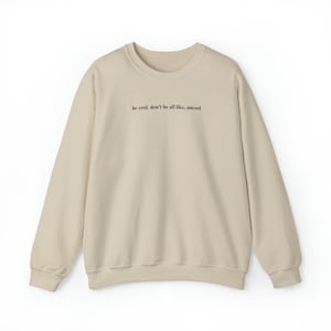 Puede incluir: Sudadera color crema con la frase en negro "be cool, don't be all like, uncool". La sudadera tiene cuello redondo y mangas largas, ideal para un look casual.