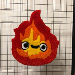 Tappeto fatto a mano con motivo a fiamme: stravagante decorazione anime