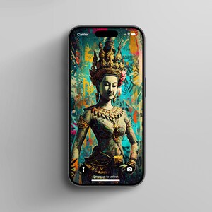 Può includere: Uno schermo del telefono colorato con un'illustrazione digitale di una donna che indossa un copricapo dorato e un vestito con motivi blu e verdi. Lo sfondo è un mix di forme e trame astratte. Il testo "Scorri verso l'alto per sbloccare" è nella parte inferiore dello schermo.