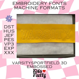 Może przedstawiać: Ż&oacute;łty haft z napisem "VARSITY" w pogrubionym, blokowym kroju. Projekt jest oznaczony jako "VARSITYSPORTFIELD 3D EMBOSSED" i "Kids Fluffy". Projekt jest dostępny w następujących formatach maszynowych: DST, HUS, JEF, PES, VP3, EXP i XXX.