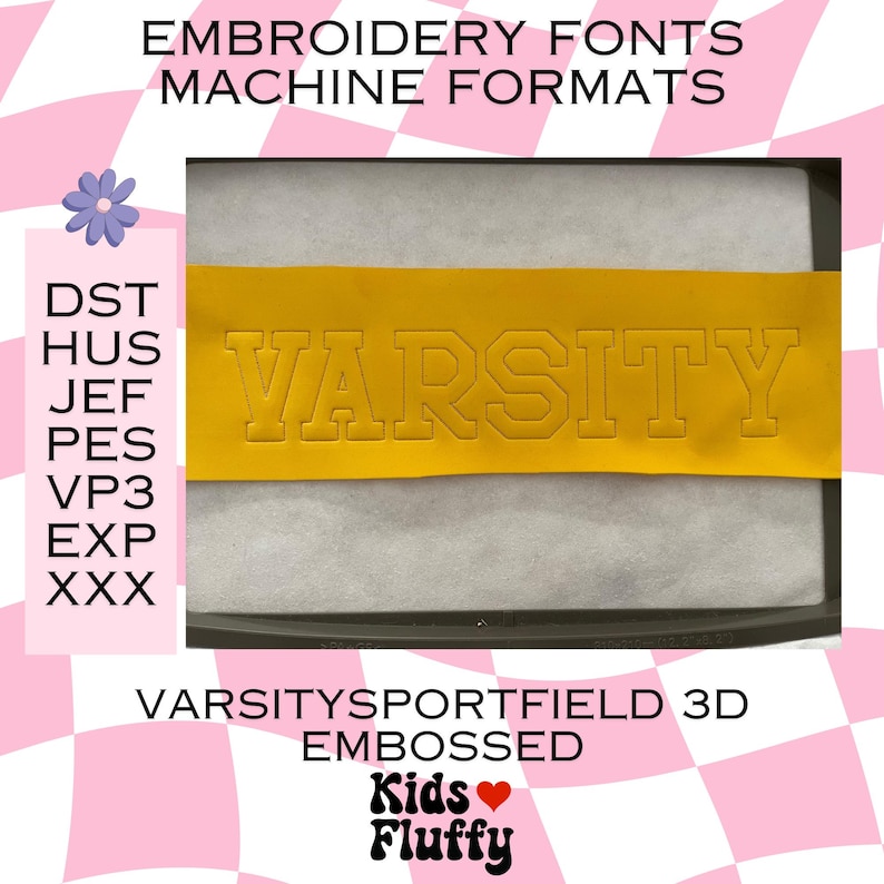 Może przedstawiać: Ż&oacute;łty haft z napisem "VARSITY" w pogrubionym, blokowym kroju. Projekt jest oznaczony jako "VARSITYSPORTFIELD 3D EMBOSSED" i "Kids Fluffy". Projekt jest dostępny w następujących formatach maszynowych: DST, HUS, JEF, PES, VP3, EXP i XXX.
