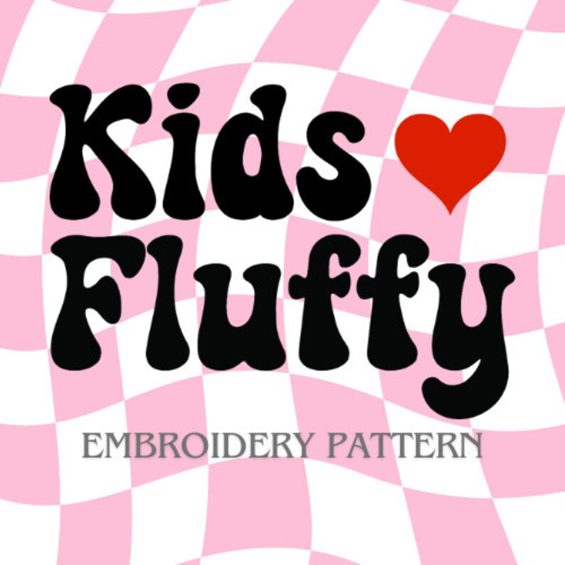 Pu&ograve; includere: Modello di ricamo Kids Fluffy su uno sfondo a scacchi rosa e bianco con un cuore rosso.