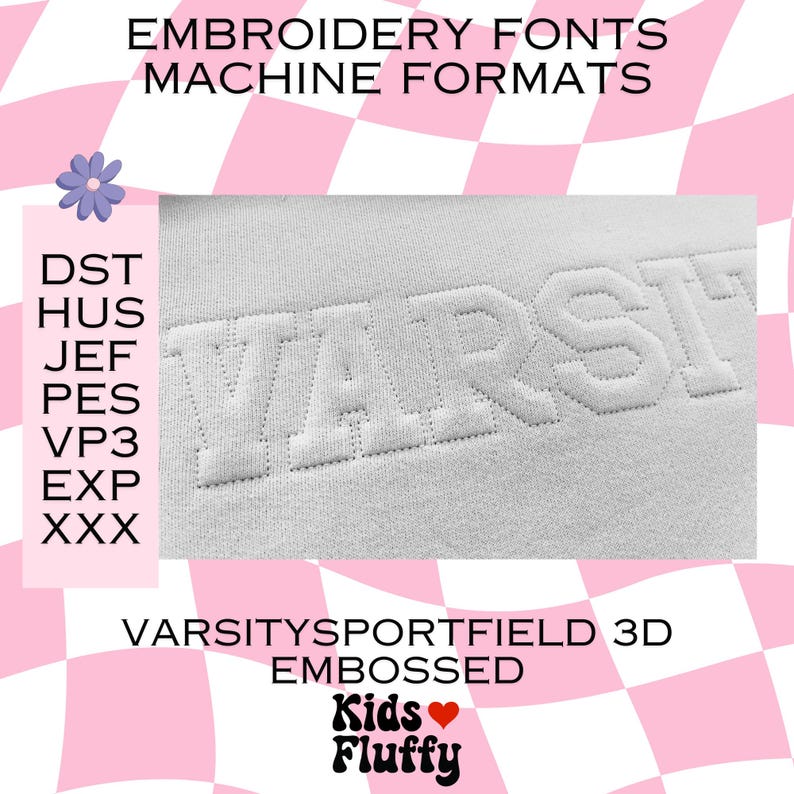 Może przedstawiać: Wyszywany tekst "VARSITY" w kolorze białym na białym tle tkaniny. Tekst jest w 3D reliefie. Obraz zawiera tekst "VARSITYSPORTFIELD 3D EMBOSSED" i "Kids Fluffy" z symbolem serca.