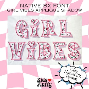 Può includere: Un ricamo con le parole "GIRL VIBES" in un motivo floreale con contorno e ombra rosa. Il testo "NATIVE BX FONT GIRL VIBES APPLIQUE SHADOW" è in alto. Sono presenti anche le parole "Kids Fluffy" e "Only Native BX Format".