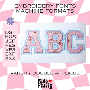 以下が含まれることがあります： A、B、Cの文字を使った、バーシティダブルアップリケ刺繍フォント。文字はピンク色で花柄、水色とピンクで縁取られています。画像には「EMBROIDERY FONTS MACHINE FORMATS」と「VARSITY DOUBLE APPLIQUE」の文字が含まれています。