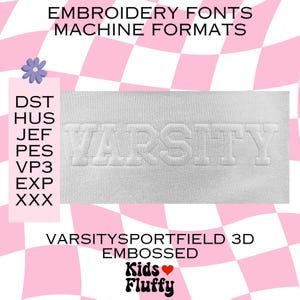 Może przedstawiać: Wyszywany tekst "VARSITY" w kolorze białym na białym tle. Tekst jest w 3D, w stylu tłoczonego. Obraz zawiera tekst "VARSITYSPORTFIELD 3D EMBOSSED" i logo "Kids Fluffy" z czerwonym sercem.