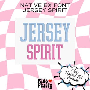 Puede incluir: Un diseño gráfico con las palabras "JERSEY SPIRIT" en una fuente audaz de estilo universitario. La palabra "JERSEY" es azul claro y "SPIRIT" es rosa. El fondo es un patrón de cuadros rosas y blancos. El texto "Only Native BX Format" está en un bocadillo.