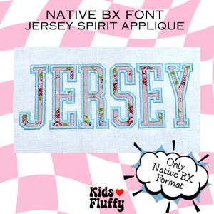 Op de afbeelding: Geborduurde "JERSEY" applicatie in een collegiale lettertype, met een bloemenpatroon in de letters, omlijnd in lichtblauw. De tekst "NATIVE BX FONT JERSEY SPIRIT APPLIQUE" staat boven de applicatie. De afbeelding bevat ook de tekst "Kids Fluffy" en "Only Native BX Format".