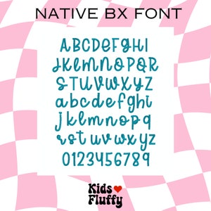 Pu&ograve; includere: Un alfabeto e numeri blu turchese in uno stile di scrittura a mano giocoso su uno sfondo a scacchi rosa e bianco. Il testo "NATIVE BX FONT" &egrave; nella parte superiore dell'immagine. Il testo "Kids Fluffy" &egrave; nella parte inferiore dell'immagine con un simbolo di cuore rosso.