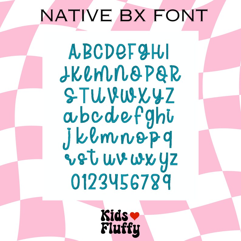 Pu&ograve; includere: Un alfabeto e numeri blu turchese in uno stile di scrittura a mano giocoso su uno sfondo a scacchi rosa e bianco. Il testo "NATIVE BX FONT" &egrave; nella parte superiore dell'immagine. Il testo "Kids Fluffy" &egrave; nella parte inferiore dell'immagine con un simbolo di cuore rosso.