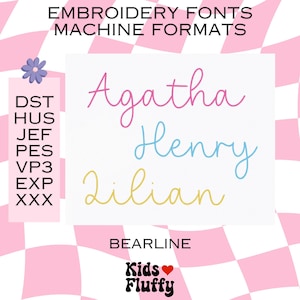 Puede incluir: Un diseño de fuente de bordado en rosa, azul y amarillo con los nombres Agatha, Henry y Lilian. El texto está sobre un fondo blanco con un patrón de cuadros rosa y blanco. El texto "EMBROIDERY FONTS MACHINE FORMATS" está en la parte superior de la imagen. El texto "BEARLINE" está debajo de los nombres. El texto "Kids Fluffy" está debajo de "BEARLINE" con un corazón rojo entre las palabras.