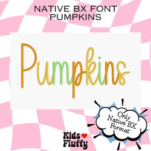 Könnte beinhalten: Auf weißem Hintergrund steht das Wort "Pumpkins" in Schreibschrift, wobei die Buchstaben von Orange über Grün nach Gelb wechseln. Der Text "NATIVE BX FONT PUMPKINS" steht über dem Wort. Eine Sprechblase sagt "Only Native BX Format". Das Logo "Kids Fluffy" befindet sich unten.