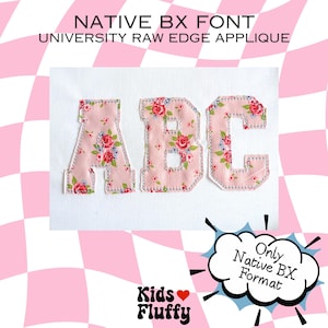 Può includere: Lettere A, B e C in tessuto floreale rosa con un design applicato a bordo grezzo. Le lettere sono cucite su uno sfondo bianco. Il testo in alto recita "NATIVE BX FONT UNIVERSITY RAW EDGE APPLIQUE". Un fumetto dice "Only Native BX Format".