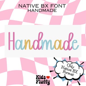 Peut inclure: Un graphique numérique affichant le texte NATIVE BX FONT HANDMADE en haut. Le mot Handmade est écrit dans une police script style broderie multicolore utilisant du rose, du bleu et du jaune. Une bulle contient le texte Only Native BX Format.