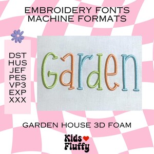 Peut inclure: Une broderie avec le mot "Garden" en fil vert, orange et bleu. L'image comprend le texte "Embroidery Fonts Machine Formats" et "Garden House 3D Foam". Le logo Kids Fluffy est en bas.
