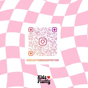 Pu&ograve; includere: Uno sfondo a scacchi rosa e bianco con un codice QR al centro. Il codice QR &egrave; circondato da un bordo bianco e dal testo "KIDSFLUFFYEMBROIDERYPATTERN". Sotto il codice QR si trova il testo "Kids Fluffy" con un cuore rosso.