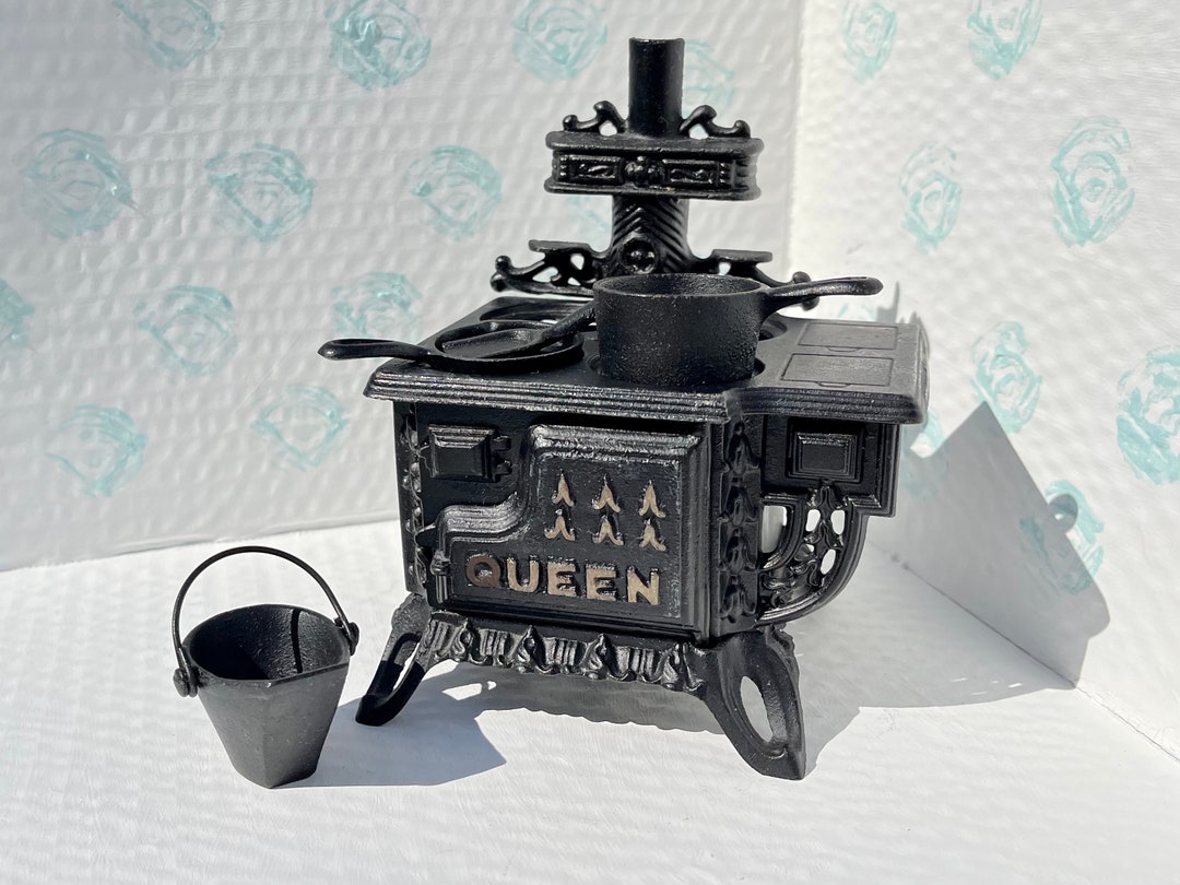 Vintage Miniature Cast Iron Stove, Antique Miniature Dollhouse Kitchen