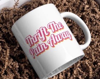 Thrift the Pain Away PNG: リアルなライフスタイルグラフィック (デジタルダウンロード)、AIなし