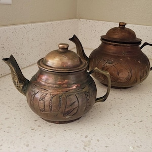 Vintage Hand-Engraved Copper Teapots – Set of 2 – Signed “SAR AHMET / GAZIANTEP”