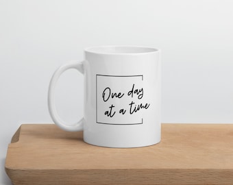 En dag i taget nykterhetsmugg för män och kvinnor, rolig nykterhetspresent, återhämtningspresent, nykterhetsjubileumspresent, AA-present, sponsorpresent