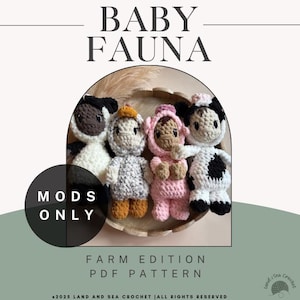 Könnte beinhalten: Ein Set aus vier gehäkelten Bauernhoftieren, darunter eine Kuh, ein Schwein, ein Schaf und ein Huhn. Die Spielzeuge sind auf einem Holztablett mit grünem Hintergrund angeordnet. Der Text "BABY FAUNA FARM EDITION PDF PATTERN" wird unter den Spielzeugen angezeigt.