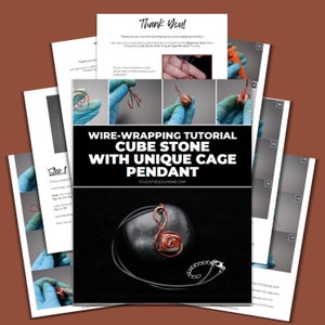 Può includere: Un tutorial passo dopo passo su come avvolgere un cubo di pietra con un ciondolo a gabbia unico. Il tutorial include immagini del processo e un ciondolo finito.