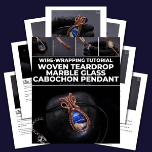 Puede incluir: Tutorial de envoltura de alambre para un colgante de cabujón de vidrio de mármol tejido en forma de lágrima. La imagen muestra instrucciones paso a paso con fotos de primer plano y el colgante terminado.