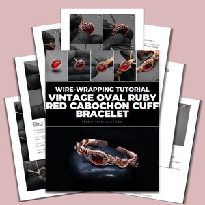 Puede incluir: Un tutorial de envoltura de alambre para hacer un brazalete de puño vintage con cabujón ovalado de rubí rojo. El tutorial incluye instrucciones paso a paso y fotos del proceso. El brazalete terminado se muestra sobre un fondo negro.